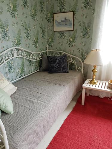 una camera con letto e tappeto rosso di The brickmaker's cottage a Rimbo