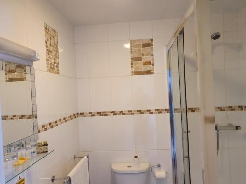 A bathroom at Glan Aber Hotel 