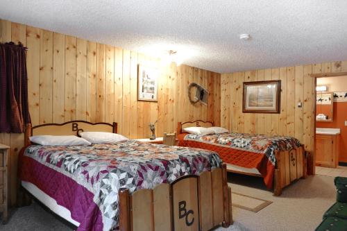 Una cama o camas en una habitación de Bill Cody Ranch