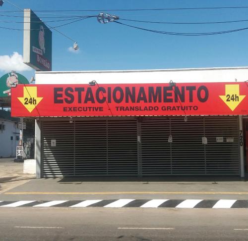 uma loja com um sinal vermelho no lado de uma rua em POUSADA EXECUTIVE EXPRESS em Goiânia