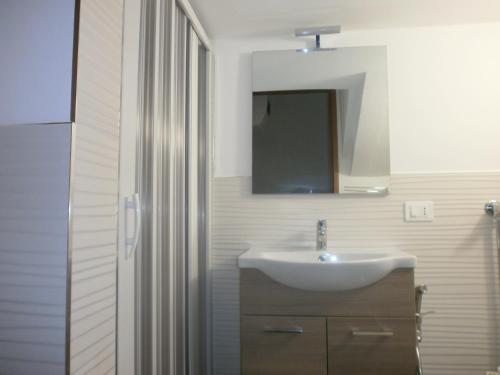 La salle de bains est pourvue d'un lavabo et d'un miroir. dans l'établissement Casa Vacanze Triscele, à Ispica