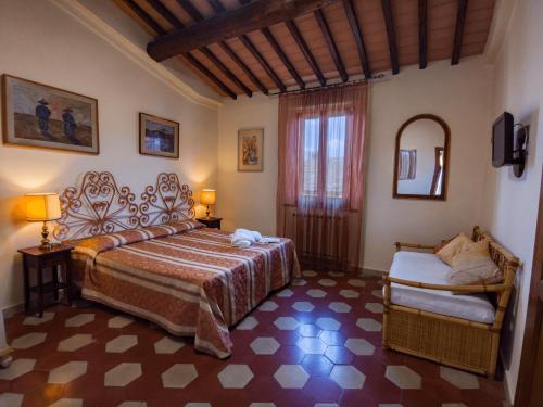 um quarto com uma cama e uma cadeira em B&B Dei Rossi em Siena