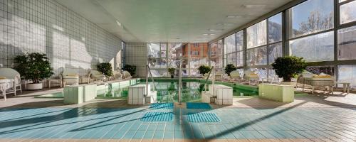 Swimming pool sa o malapit sa Hôtel Les Sources des Alpes