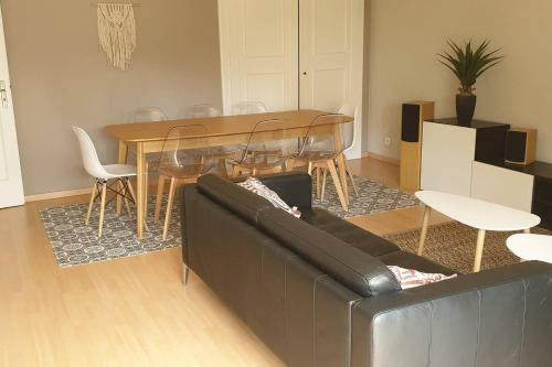 un salon avec une table et un canapé dans l'établissement Mieux que Chez Soi, à Metz