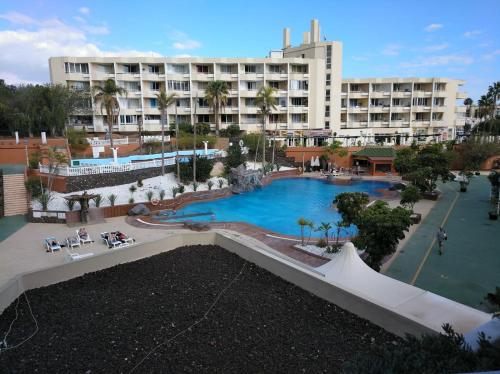 uma vista superior de uma piscina num resort em Apartamento Green Park Relax em San Miguel de Abona