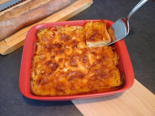 een rood bord met eten en een lepel erin bij Le Temps d'une Pause in Brétignolles-sur-Mer
