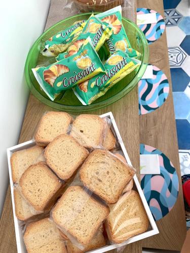 Una mesa con una bandeja de sándwiches y un paquete de galletas. en Mille tramonti Agropoli sunset suite, en Agropoli