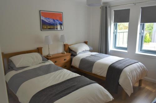 A bed or beds in a room at Hawthorn Cottage