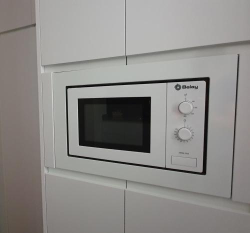 un forno a microonde montato su una parete in una cucina di Corazón Gótico VUT-09-201 a Burgos