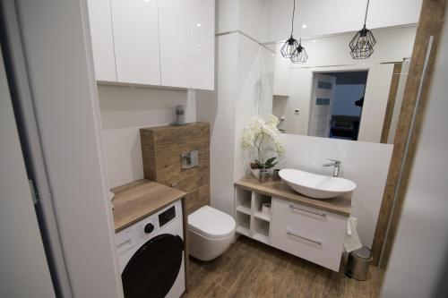 Kamar mandi di Apartament WHITE