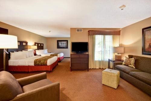 Uma área de estar em GrandStay Hotel & Suites La Crosse