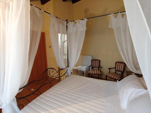 Кровать или кровати в номере Castello di Fagnano -Albergo Diffuso & SPA