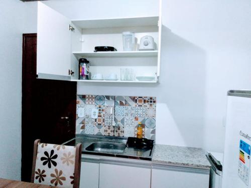 une petite cuisine avec évier et comptoir dans l'établissement Imóveis Por Temporada em Santarém no Pará, à Santarém