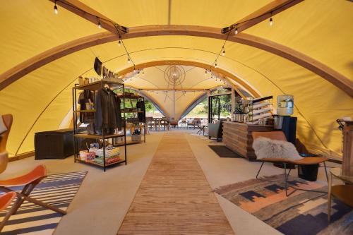 une grande tente avec une arche dans un magasin dans l'établissement Under Canvas Glacier, à Coram