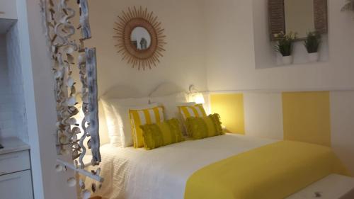 塞辛布拉的住宿－Refúgio de Zimbra，一间卧室配有一张带黄色和绿色枕头的床