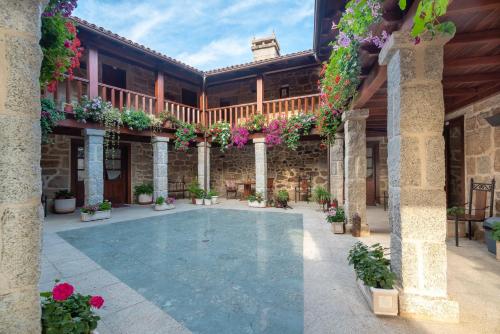 an outdoor patio with flowers and plants at Pazo de Esposende in Esposende