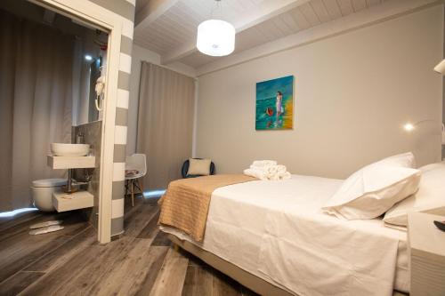 a hotel room with a bed and a bathroom at AL 54 Accommodation in San Benedetto del Tronto