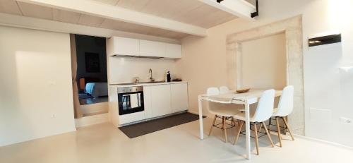 une cuisine et une salle à manger avec une table et des chaises dans l'établissement Casa Carmela, à Ceglie Messapica