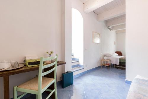 a room with a desk and a room with a bed at Masseria Sardo in Pozzuoli
