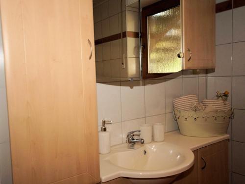 a bathroom with a sink and a mirror at FeWo Die Dittrichs in Eggolsheim