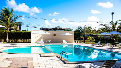 בריכת השחייה שנמצאת ב-Bahia Plaza Hotel או באזור