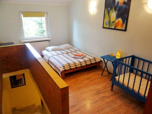 a small bedroom with a bed and a window at Familijny Apartament z Garażem in Legnica