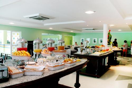 Una línea de buffet con muchos tipos diferentes de comida. en Bahia Plaza Hotel, en Busca-Vida