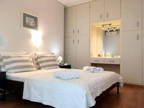 A2 Cute Vouliagmeni Apt in a Unique Spot