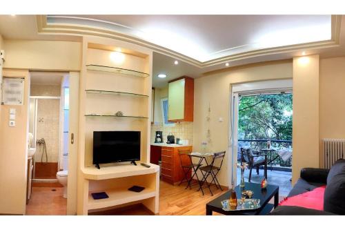 A2 Cute Vouliagmeni Apt in a Unique Spot