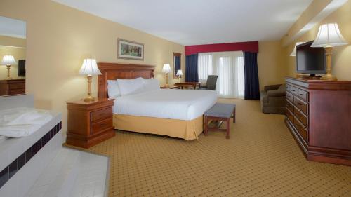 a hotel room with a bed and a television at Music Road Resort Hotel and Inn in Pigeon Forge