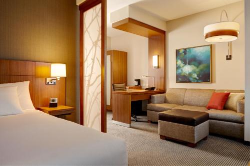 een hotelkamer met een bed, een bank en een bureau bij Hyatt Place Fort Worth-Alliance Town Center in Fort Worth