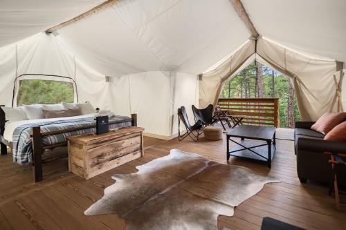 um quarto com uma cama numa tenda em Under Canvas Mount Rushmore em Keystone