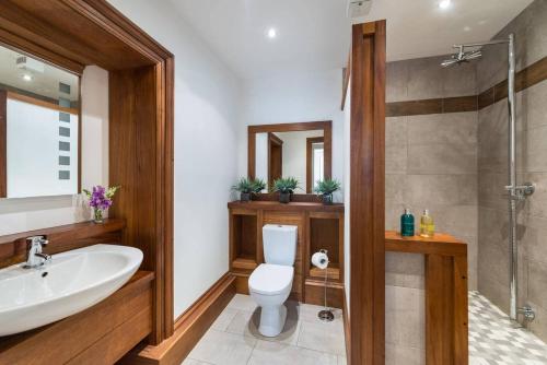 Ett badrum på JOIVY Luxury 2 bed,2 bath flat with patio, near Calton Hill