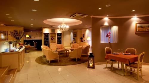 a dining room with a table and chairs at Gran Paradiso Hotel Spa in San Giovanni Rotondo