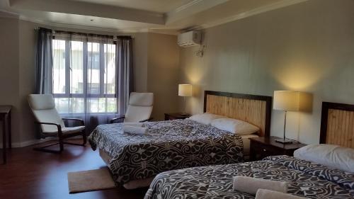 ein Hotelzimmer mit 2 Betten und einem Fenster in der Unterkunft Villa de Babat in Basco