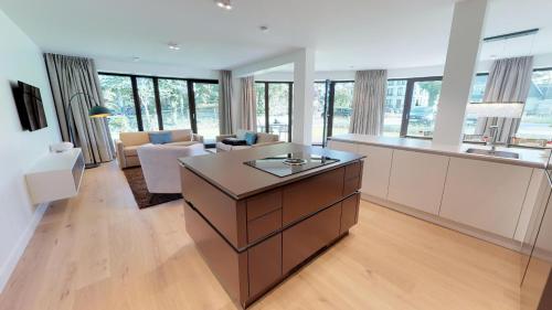 eine Küche und ein Wohnzimmer mit einem Sofa und einem Tisch in der Unterkunft White Pearl Appartment 0.16 in Timmendorfer Strand