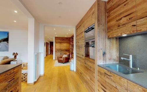 サンモリッツにあるPoloの木製の壁、シンク付きのキッチン