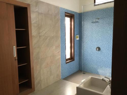 een badkamer met een wastafel en een glazen douche bij villa pulu uluwatu bali in Uluwatu