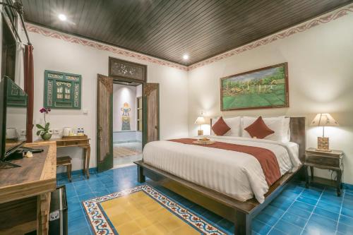 a bedroom with a large bed in a room at Villa Tanah Carik by Mahaputra in Tegalalang