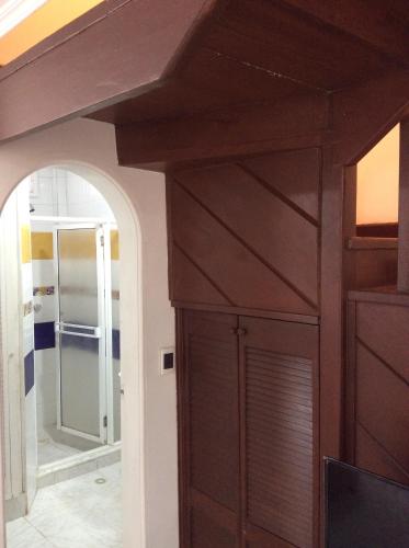 Zimmer mit Holztür und Spiegel in der Unterkunft Casa D Linda II in San Andrés