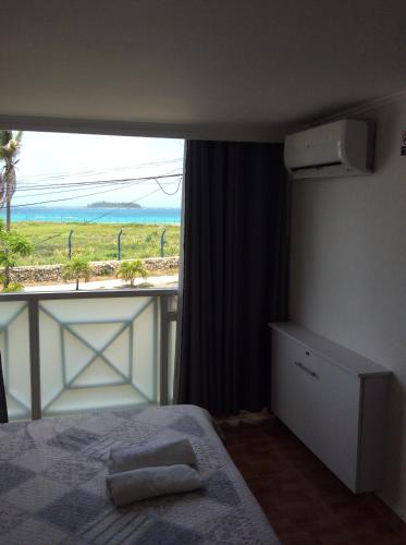 ein Schlafzimmer mit einem Bett und einem großen Fenster in der Unterkunft Casa D Linda II in San Andrés