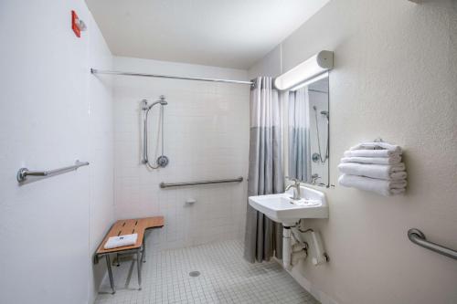 Ванная комната в Motel 6 Williams, Ca