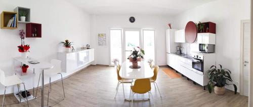 una cucina bianca con tavolo e sedie di Pizzacalla a Pineto