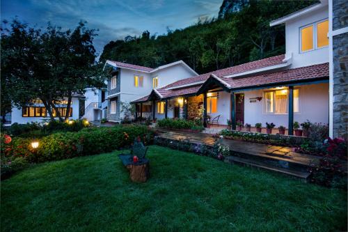 a house with a lawn in the yard at night at The Xanadu Meghadootam in Kodaikānāl