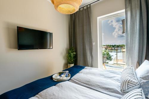 Tempat tidur dalam kamar di Marina View Apartment z prywatnym parkingiem w hali garażowej