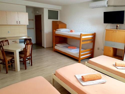 une petite chambre avec une cuisine et une chambre avec une table dans l'établissement VIK Apartments, à Vinica