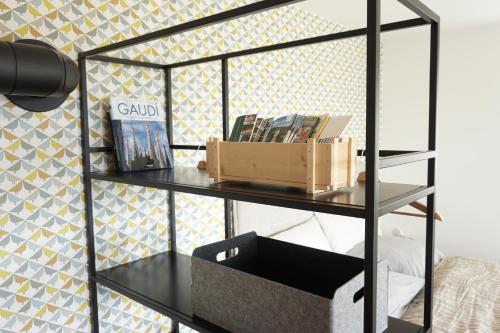 Uma estante com livros e uma caixa. em Ferienwohnung Emma em Dresden