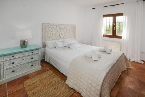 1 dormitorio con 2 camas y vestidor azul en Villas Guzman - Olga, en Moraira