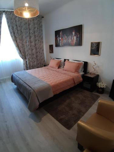 een slaapkamer met een groot bed met roze kussens bij Room Lux SPA " TABARKA " in Spa