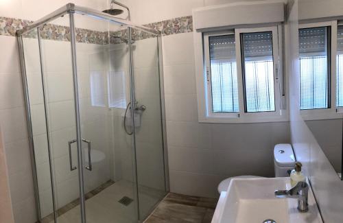 un baño con ducha y lavabo en Casa Martina, en El Bosque